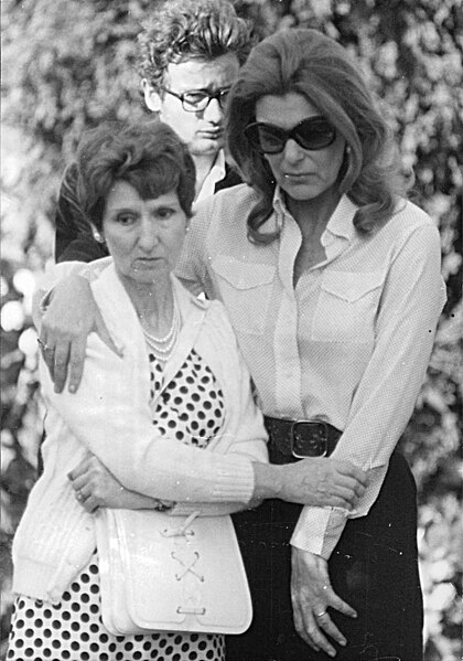 File:A-woman-holds-Melina-Mercouris-wrist-142342064978.jpg