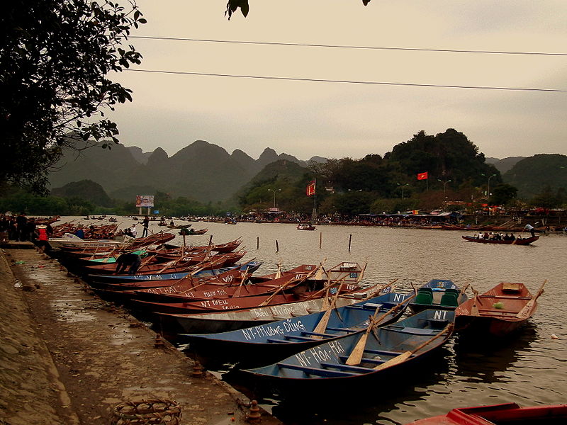 File:AN LAC CAVES ROWING BOATS NORTHERN VIETNAM FEB 2012 (6973865371).jpg