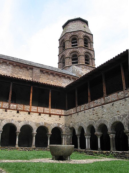 File:Abbaye de Lavaudieu - Cloître - JPG1.jpg