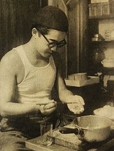 Abe Kobo cooks jiaozi.JPG