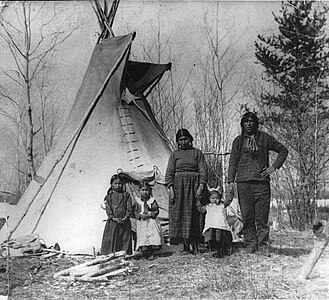 Famille autochtone près de Prince Albert (Saskatchewan), 1919.