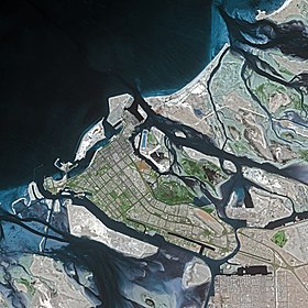 Imagem de satélite da ilha de Abu Dhabi e seus vizinhos em 2002.