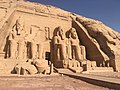 چهار مجسمه عظیم از پادشاه مصر رامسس دوم در ورودی معبد بزرگ در ابو سمبل، در نزدیکی اسوان مصر