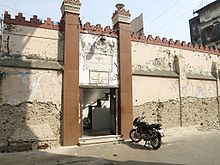 The outer walls of the temple in Fort, Mumbai. Agiary.jpg