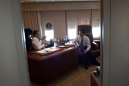 Tập tin:Air Force One Office Obama Kucinich.jpg