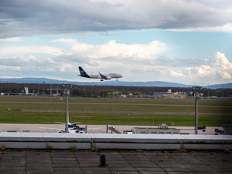 File:Airport, Frankfurt (P1180106).jpg