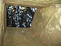 Travidejo en arbaron tra masonita ŝakto el la granda akva tunelo