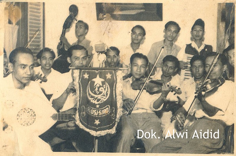 File:Al-Usysyaaq Gambus Orchestra, Jakarta.jpg