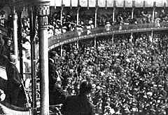 Alfonso XIII en los toros 1912.jpg