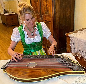 Zither: Herkunft, Alpenländische Zither, Konzertzither