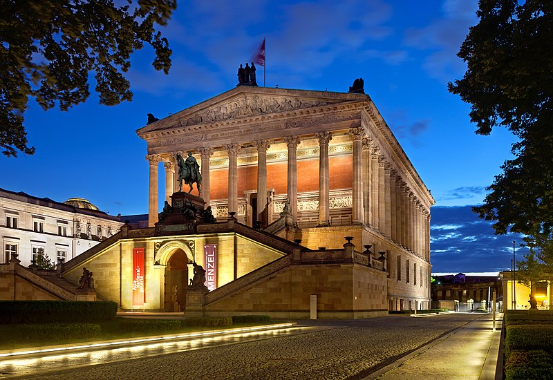 File:Alte Nationalgalerie abends (Zuschnitt).jpg