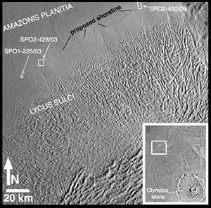 Detalii despre imaginea regiunii de est a Amazonis Planitia.  Fluxurile de lavă din Olympus Mons pot fi văzute în partea de jos a imaginii.