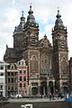 Amsterdam, Sint Nicolaasbasiliek vanaf brug bij Centraal Station.JPG