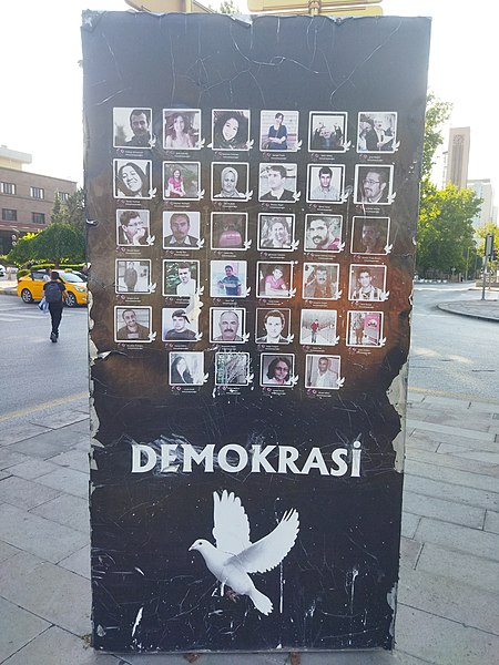 File:Ankara Garı, Anıt, Demokrasi.jpg