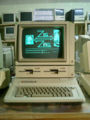 Ο Apple IIe με δύο οδηγούς δισκέτας και οθόνη.