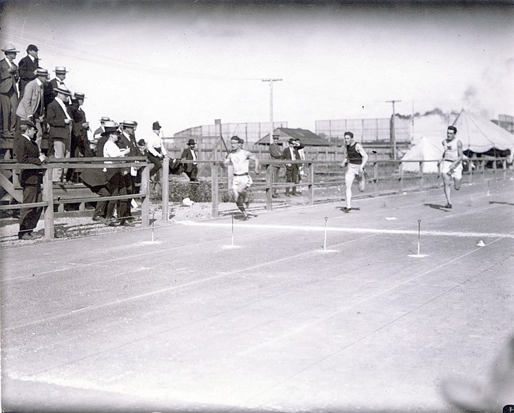 File:Archie Hahn of the Milwaukee Athletic Club finishing first during the final heat of the 100 meter run at the 1904 Olympics.jpg