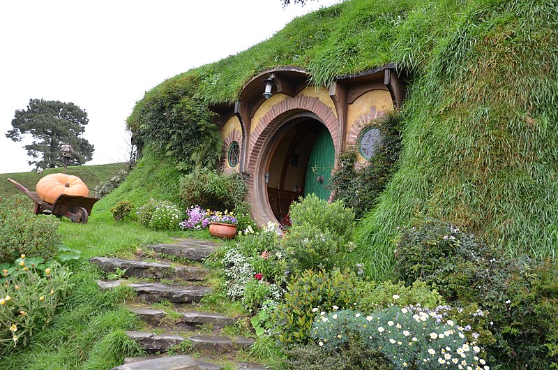 File:Bag End, Bilbo Baggins House, Hobbiton Movie Set, Matamata, New Zealand 2016 (50797408707).jpg