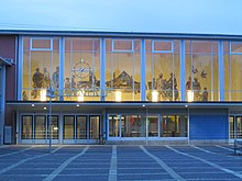 Blick vom Bahnhofsvorplatz in Sangerhausen auf das Mosaik