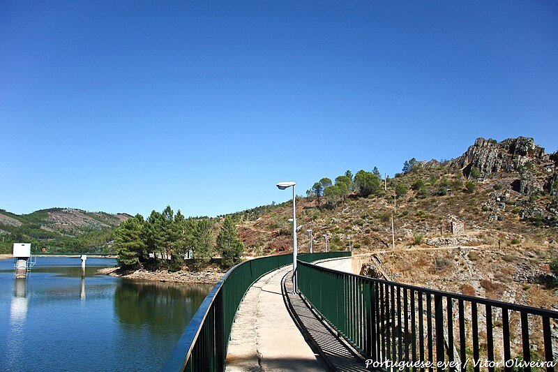 File:Barragem de Penha Garcia - Portugal (14163651464).jpg