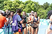 Deutsch: Beachvolleyball bei den Olympischen Jugendspielen 2018; Tag 9, 15. Oktober 2018; Mädchen, Viertelfinale: USA-Spanien 2–1 (21–19/17–21/15–9) English: Beach volleyball at the 2018 Summer Youth Olympics at 15 October 2018 – Girls Quarterfinals: USA-Spain 2–1 (21–19/17–21/15–9)