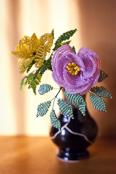 File:Beaded roses.jpg