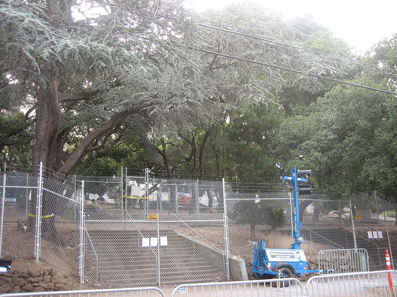 File:Berkeley oak grove and fence.jpeg