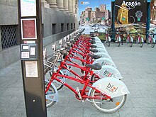 Станция велосипедов BiZi на Площади Испании в Сарагосе.