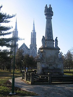 Monument ved ei romersk-katolsk kyrkje i Vinga