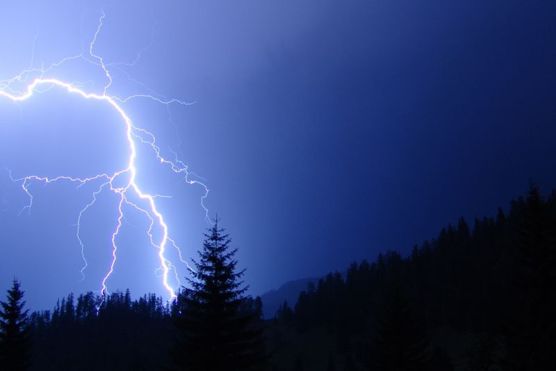 File:Blitz Gewitter in den Bergen.jpg