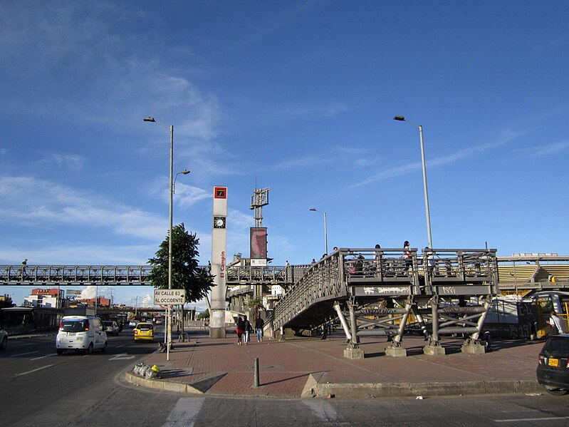 File:Bogotá estación El Campín, avenida NQS.jpg