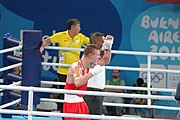 Deutsch: Boxen bei den Olympischen Jugendspielen 2018 Tag 12, 18. Oktober 2018 - Finale im Leichten Weltergewicht Jungen – Ilia Popov (Russland, rot) schlägt Talgat Shaiken (Kasachstan, blau) 4-1; Ringrichter ist James Beckles (Trinidad und Tobago). English: Boxing at the 2018 Summer Youth Olympics on 18 October 2018 – Final Light Welterweight Boys Bout - Ilia Popov (Rusia, rojo) supera a Talgat Shaiken (Kazajstán, azul) 4-1; Referee is James Beckles (Trinidad and Tobago). Español: Boxeo en los Juegos Olímpicos Juveniles de Verano de 2018 en 18 de octubre de 2018 - Chicos de peso welter ligero final: Ilia Popov (Uzbekistán, roja) le gana a Talgat Shaiken (Egipto, azul) 4-1; El árbitro es James Beckles (Trinidad y Tobago).