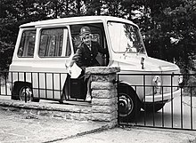 Photo d’une femme distribuant le courrier dans une petite camionnette « Tjorven »