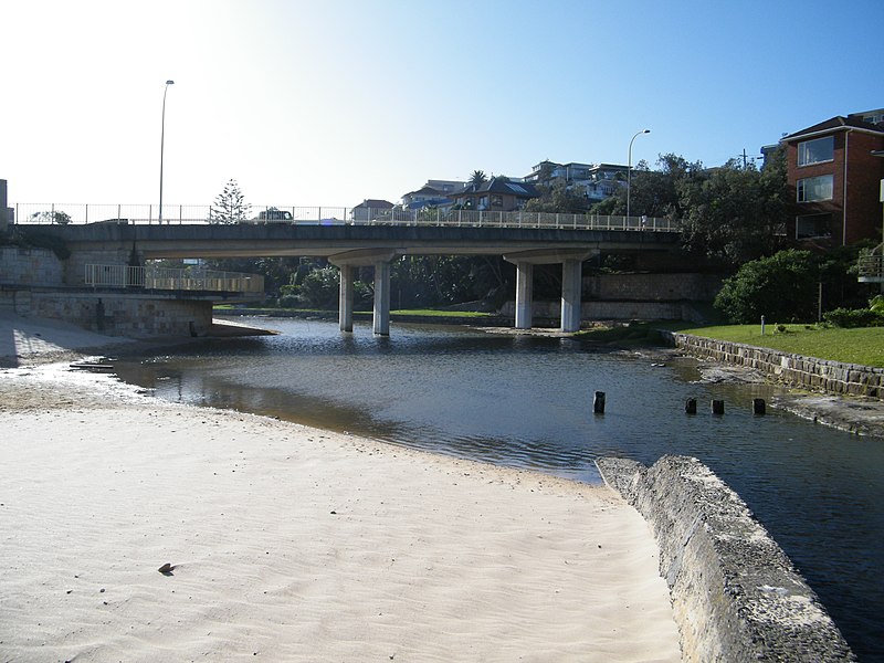 File:Bridge over lagoon at Hinkler Park.jpg