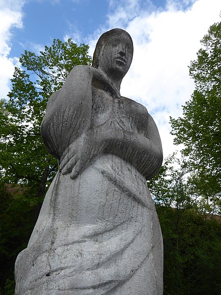 File:Brunnen Skulptur von 1956, Friedhof am Hörnli.jpg