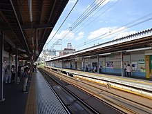 Bahnsteige der Keiō-Linie