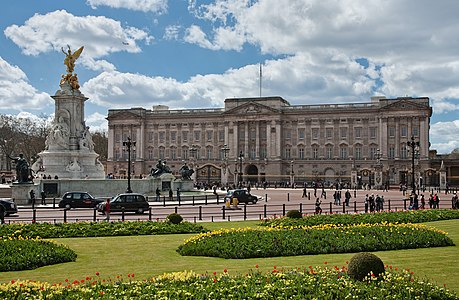Birleşik Krallığının başkenti Londra'da bulunan kral ailesinin ikametgâhı Buckingham Sarayı. Sol tarafında Victoria Anıtı (Altın kanatlı kadın heykeli) görülmektedir. Grenadier, Coldstream, Scots, Irish ve Welsh olmak üzere beş muhafız piyade alaylarına bağlı askerler tarafından yapılan nöbet devir teslim törenleriyle bilinir. (Üreten: Diliff)