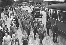 Uma fotografia de tropas paramilitares nazistas marchando em Spandau, Alemanha