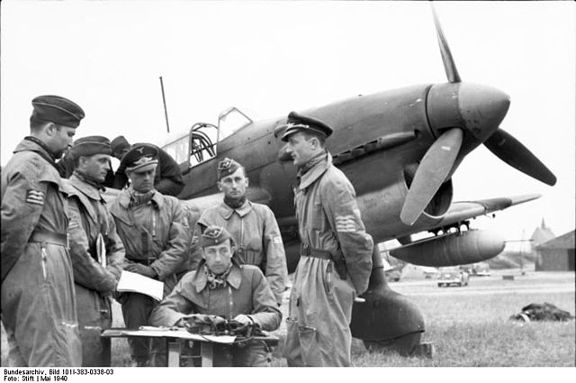 File:Bundesarchiv B 145 Bild-F081330-0006, TÜV-Plakette.jpg - Wikimedia  Commons