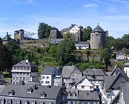 Burg Monschau 2010 Zu erkennen sind die älteren Mauern, Jugendherberge und die Eisengestelle für die Monschau klassik