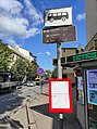 Знак автобусної зупинки та розклад руху у Івано-Франківську