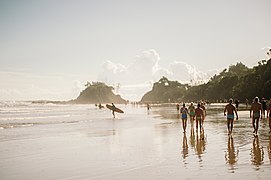 Surfeurs et baigneurs à Byron Bay.