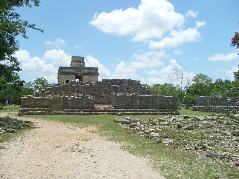 File:CEREMONIAL Dzibichaltún.JPG