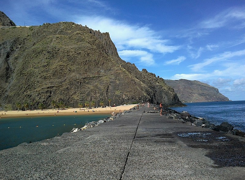 File:Canaries Tenerife Playa Teresitas Digue Punta Los Organos - panoramio.jpg