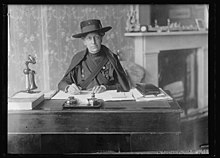 Кэрри Мэй Холл в 1918 году в Англии. Jpg