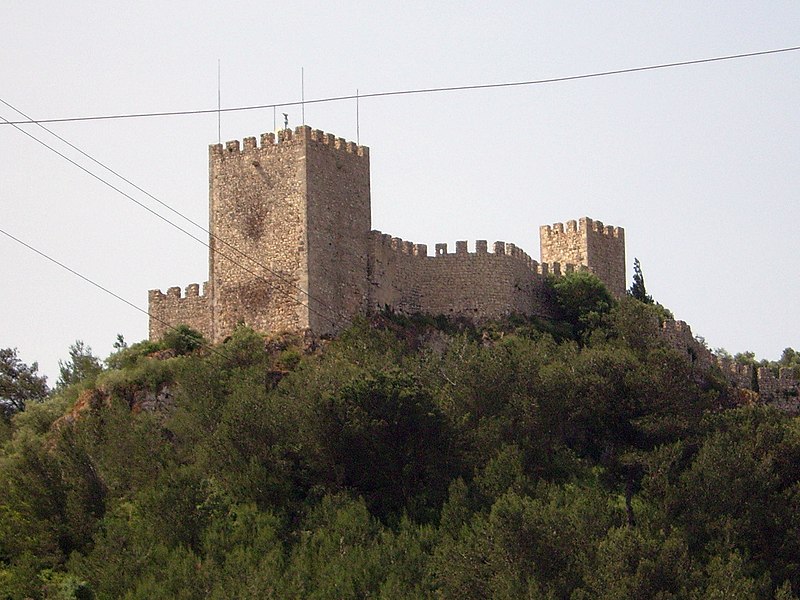 File:Castelo de Sesimbra - vista exterior.JPG