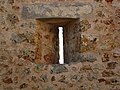 Archère à ébrasement simple et mur d'appui[22], château de la Madeleine.