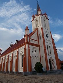 Cathédrale de Kpalimé vue de Coté.JPG