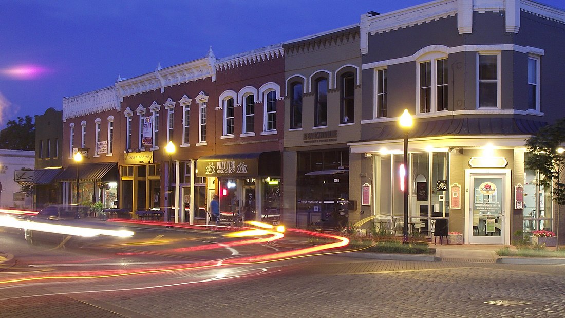 File:Central Avenue at night.jpg