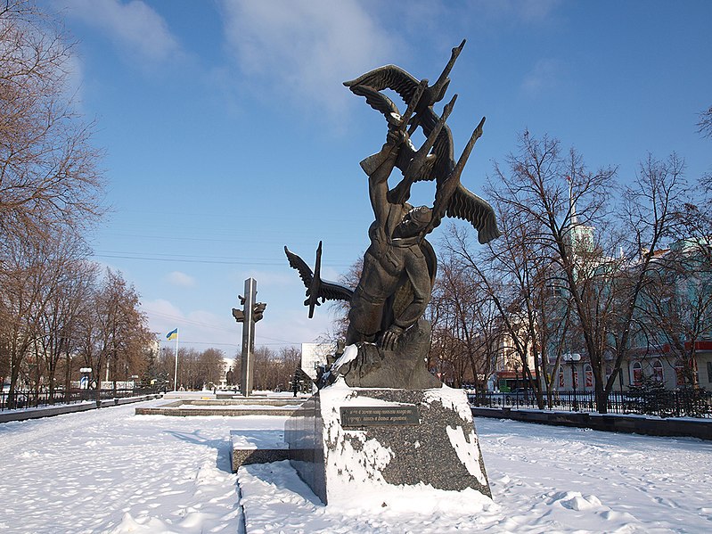 File:Central square in Luhansk.jpg