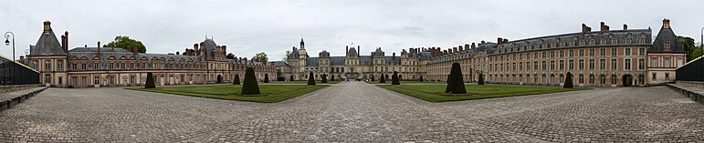 Château de Fontainebleau - panoraama fasadi.jpg